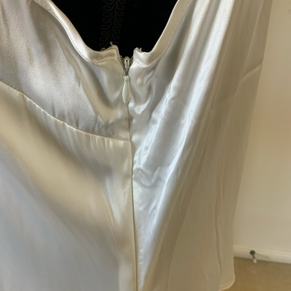 NWT New York & Company Ruffle V-Neck Satiny Top 10 - Picture 6 of 8